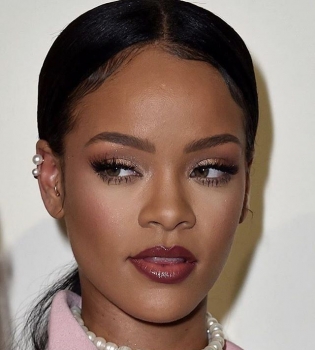 Рианна шокировала поклонников новой прической