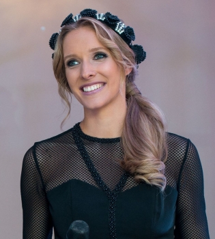 Катя Осадчая на вечеринке