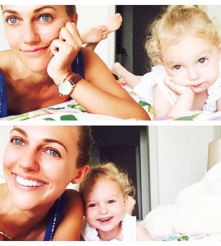 Мерьем Узерли с дочерью