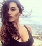 Похудевшая звезда шоу "Холостяк" Роза Аль-Намри продемонстрировала осиную талию