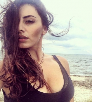 Похудевшая звезда шоу &quot;Холостяк&quot; Роза Аль-Намри продемонстрировала осиную талию