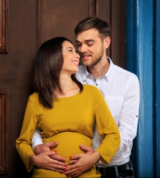 Беременная ведущая Фактов Анастасия Мазур снялась в фотосессии с мужем