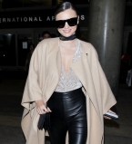 Миранда Керр соблазнят стройными ногами в облегающих кожаных брюках