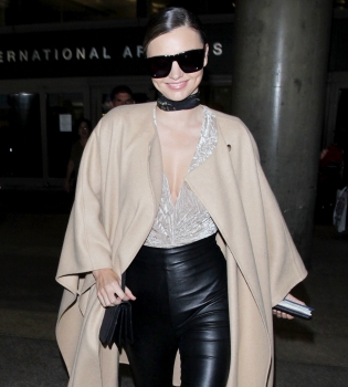 Миранда Керр соблазнят стройными ногами в облегающих кожаных брюках