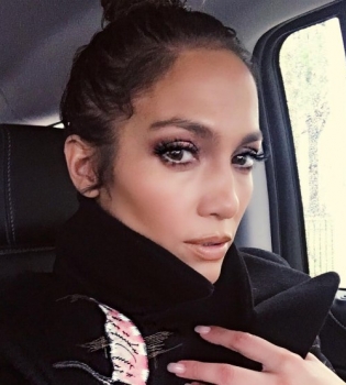 Дженнифер Лопес селфи