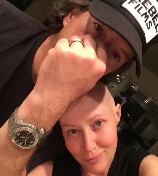 Онкобольная Шэннен Доэрти показала свадебное фото