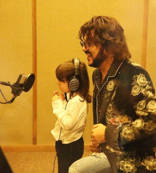 Сын Филиппа Киркорова впервые вышел на сцену и станцевал зажигательный брейк