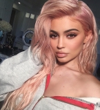 Младшая сестра Ким Кардашьян будоражит сеть снимками в купальнике