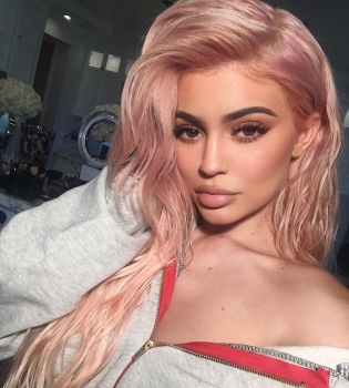 Младшая сестра Ким Кардашьян будоражит сеть снимками в купальнике