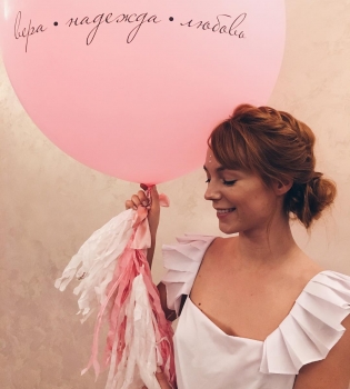 Светлана Тарабарова устроила девичник при свечах