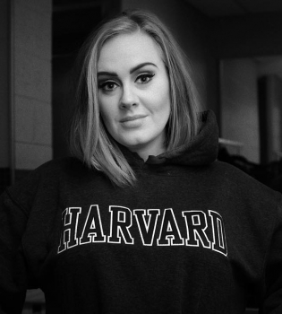 Искренняя и смешная: Адель поделилась забавными снимками из спортзала