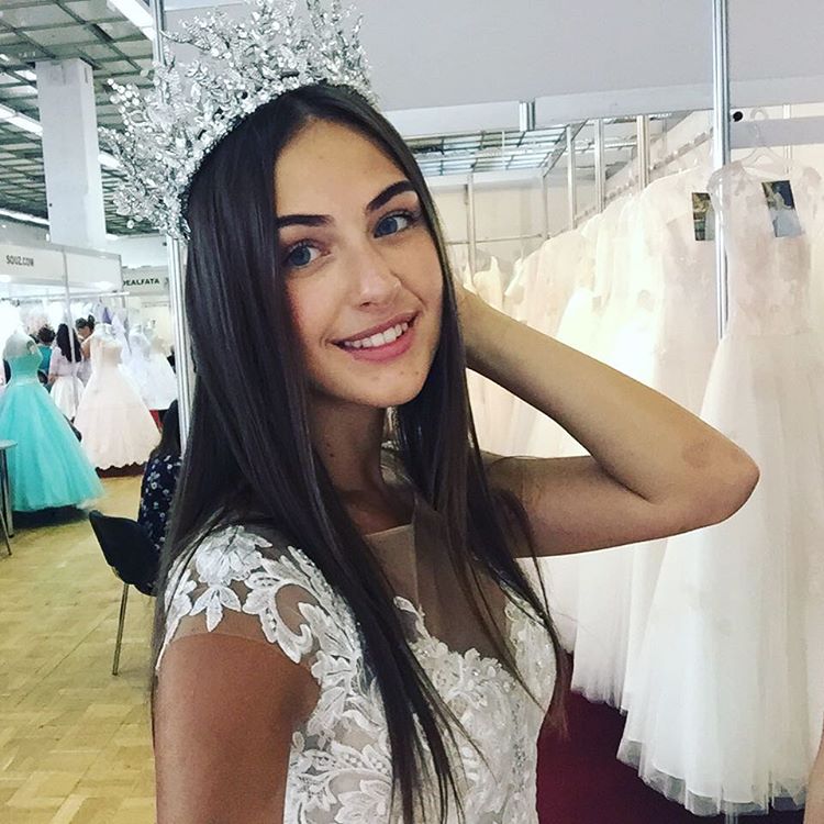 Алена Лесык в свадебном платье