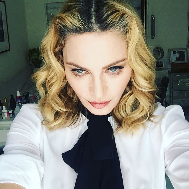 Свежо: Мадонна позирует без макияжа и с забавными косичками