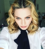 Свежо: Мадонна позирует без макияжа и с забавными косичками