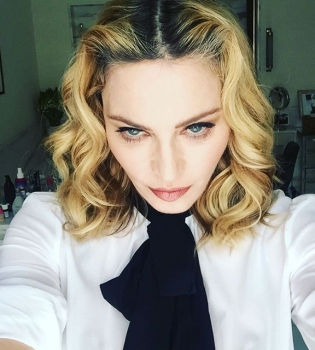 Свежо: Мадонна позирует без макияжа и с забавными косичками