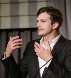 Эштон Катчер рассказал о сложностях изучения русского: &quot;Это очень агрессивный язык&quot;