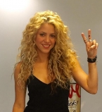 Фотосессия в ванной: Шакира соблазняет в черном мини-платье