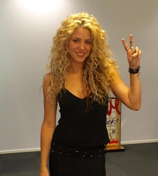 Фотосессия в ванной: Шакира соблазняет в черном мини-платье