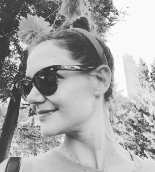 Прекрасна в своей естественности: Кэти Холмс поделилась фото без макияжа