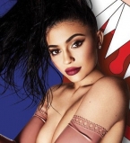 Кайли Дженнер снялась топлес для обложки глянца