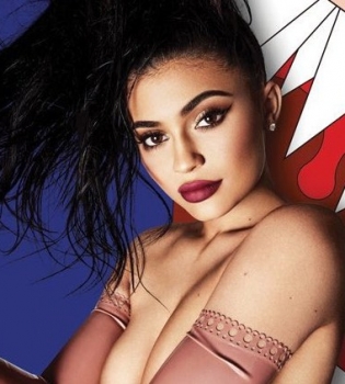 Кайли Дженнер снялась топлес для обложки глянца