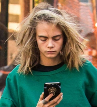 Кара Делевинь шокировала поклонников своим неряшливым видом