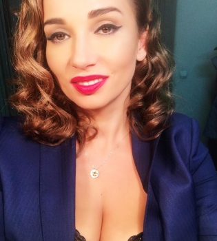 Похудевшая Анфиса Чехова продемонстрировала шикарный бюст