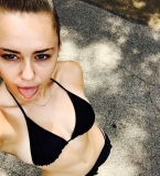 Майли Сайрус: &quot;Первые мои отношения были с девушкой&quot;