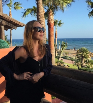 Альбина Джанабаева продемонстрировала стройную фигуру  в зале