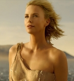 Шарлиз Терон снялась в сексуальном проекте в воде