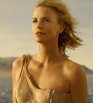 Шарлиз Терон снялась в сексуальном проекте в воде