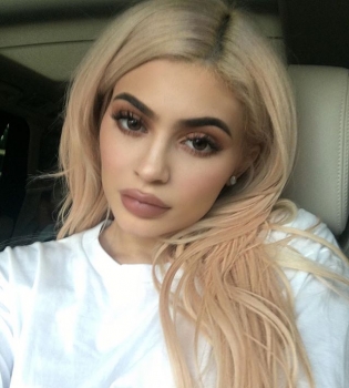 Кайли Дженнер впервые откровенно рассказала о пластических операциях