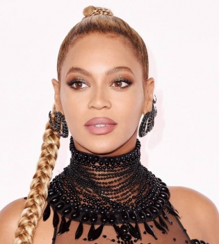 Элегантная откровенность: Бейонсе соблазняет публику прозрачным нарядом