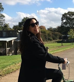 Спортивные выходные: Лив Тайлер на велопрогулке с мужем