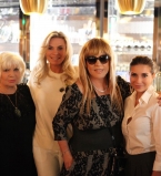 Алла Пугачева покоряет стильным образом на вечеринке друзей