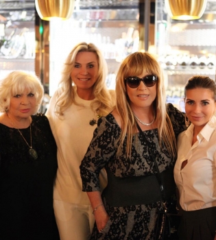 Алла Пугачева покоряет стильным образом на вечеринке друзей