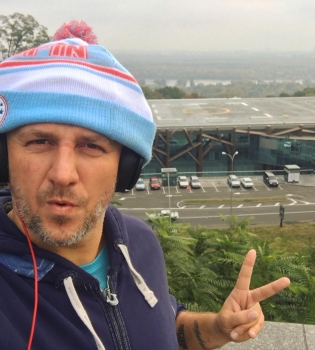 Потап набил название своей группы у себя на руке