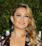 Кейт Хадсон соблазняет публику глубоким декольте