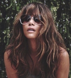 Холли Берри опубликовала первое селфи в зеркале