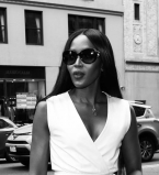 Стильно и роскошно: Наоми Кэмпбелл восхищает публику в белоснежном наряде