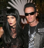 В кожаных нарядах и с татуировками: Синди Кроуфорд и Рэнди Гербер готовятся к Хэллоуину