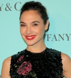 Девушка в черном: Галь Гадот восхищает элегантным нарядом от Dolce&amp;Gabbana