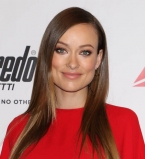 Оливия Уайлд позирует с новорожденной дочерью