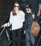 Сын Анджелины Джоли Мэддокс отказывается общаться с Брэдом Питтом