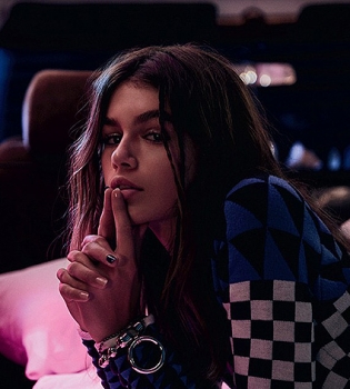 Стильно и соблазнительно: Кайя Гербер снялась в фотосессии для Interview