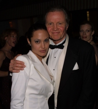 Анджелина Джоли возмущена тем, что ее отец общается с Брэдом Питтом