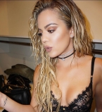 Хлое Кардашьян соблазняет публику в сексуальном боди