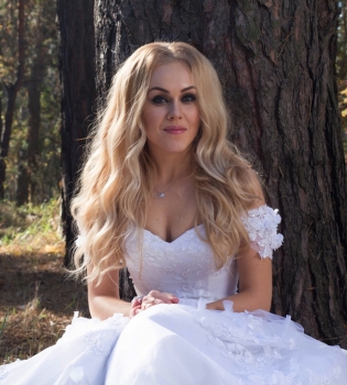 Alyosha в свадебном платье