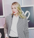 Мария Шарапова появилась на благотворительном вечере в неожиданно строгом наряде