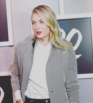 Мария Шарапова появилась на благотворительном вечере в неожиданно строгом наряде